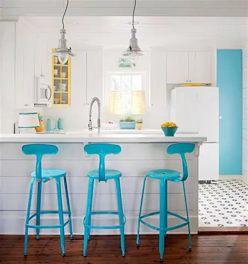 Голубые табуретки в баре на деревенской кухне