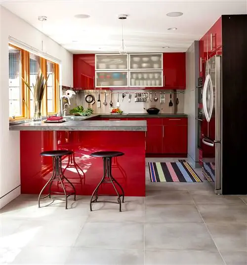 Кухня в современном стиле с глянцевой мебелью