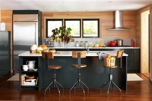 темный кухонный остров с барными стульями