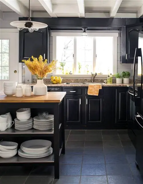 Посуда в шкафу кухонного острова