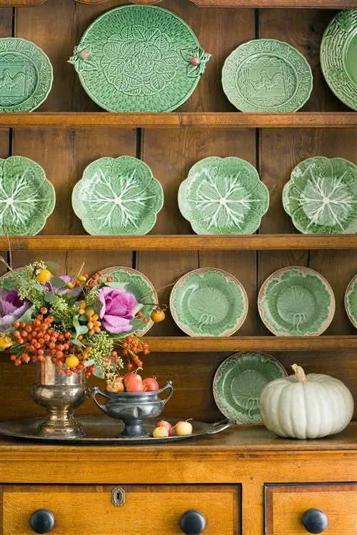 зеленые тарелки на витрине