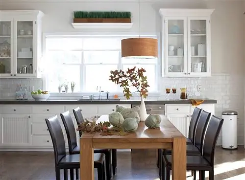 кухня и столовая с тыквами