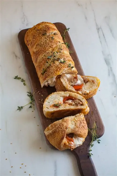 Коса с колбасой и жареным красным перцем
