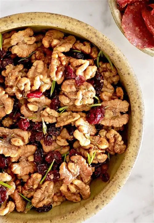 Поджаренные грецкие орехи с терпкой вишней и розмарином