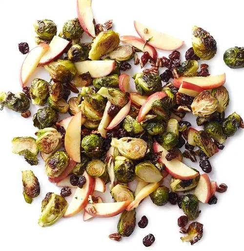 Жареная брюссельская капуста с яблоками, вишней и орехами пекан
