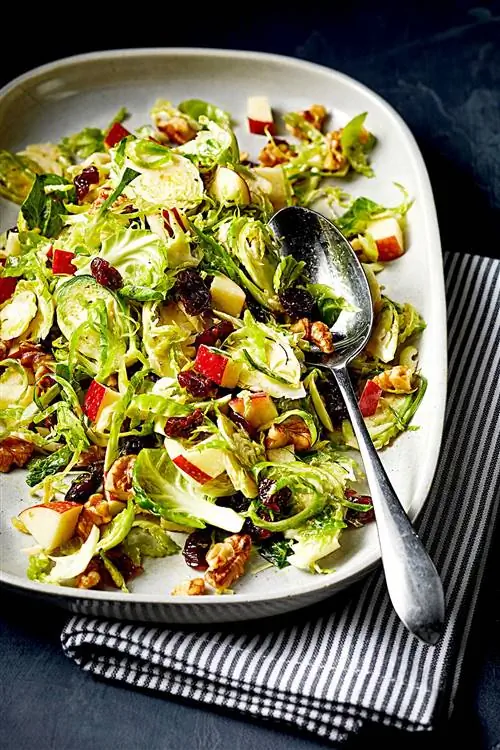 Вишневый яблочный салат с зеленой брюссельской капустой