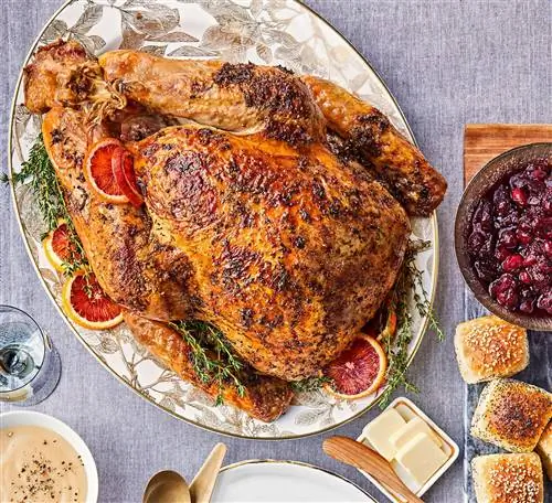 выстрел из индейки с тарелками и печеньем