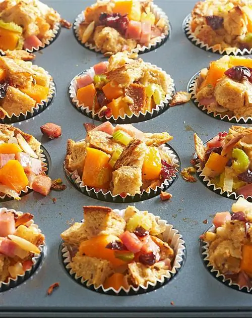 Чашки с начинкой из розмарина, вишни и ветчины