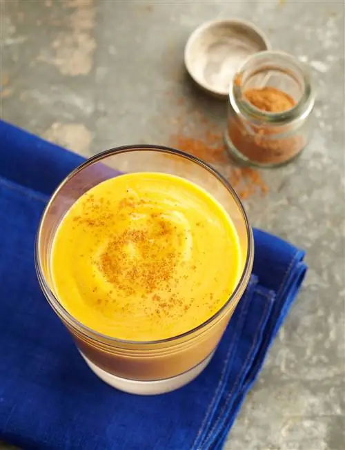 Урожай смузи со специями на синей салфетке