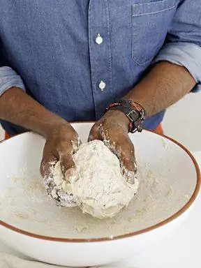 процесс приготовления теста для эмпанада