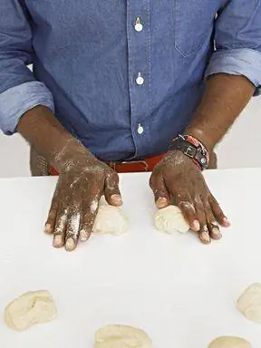 раскатывание теста для эмпанада