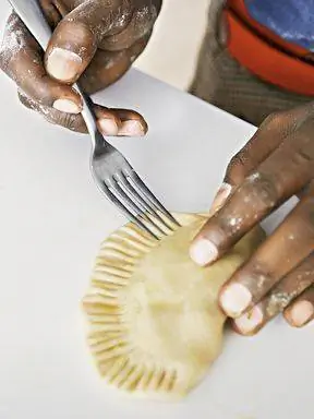 обжимка эмпанада вилкой