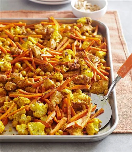 Жареная индийская курица, овощи и нут