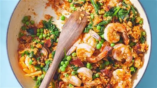 По будням Чоризо и паэлья с креветками