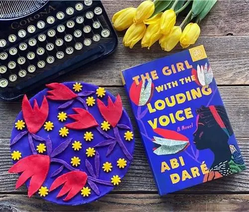 девушка с громкой голосовой книгой рядом с синим, красным, желтым и фиолетовым пирогом девушка с громкой голосовой книгой рядом с синим, красным, желтым и фиолетовым пирогом
