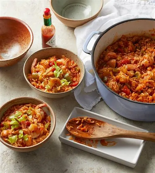 Джамбалая с курицей и креветками в горшочке