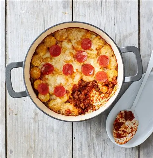 Мясные любители пиццы Tot Casserole