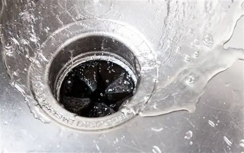крупный план мусоропровода со сливом воды