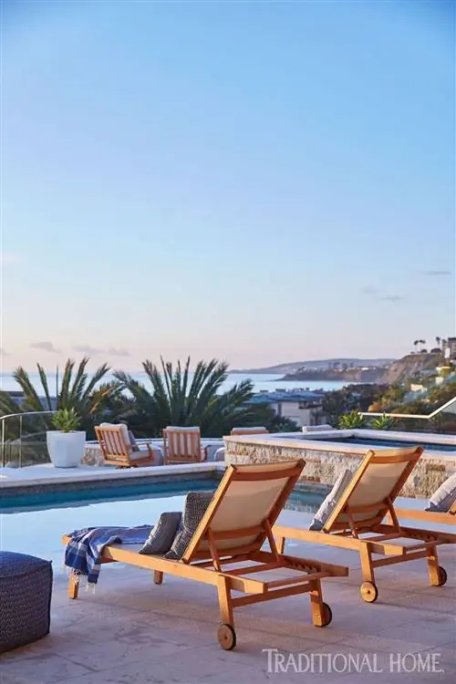 Шезлонги у бассейна с видом на океан