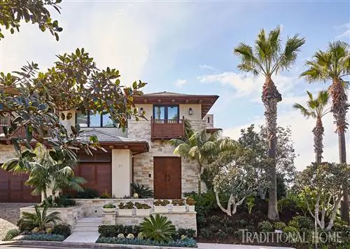 Каменный дом в окружении пальм