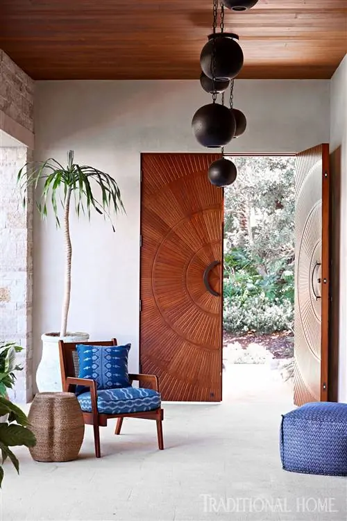 деревянный круглый дверной проем с деревянным стулом