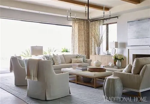 гостиная с камином и зоной отдыха