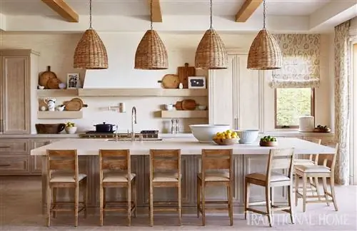 обеденная зона с плетеными светильниками