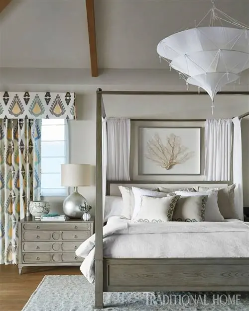 Спальня с деревенским деревянным декором