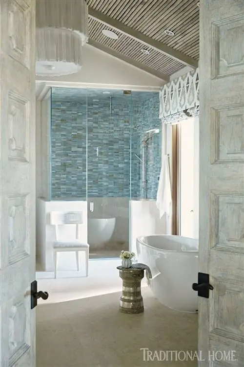 Ванная комната с синей плиткой и белой ванной