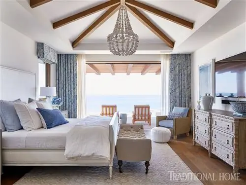 Сине-белая спальня с видом на океан