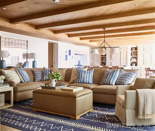 Гостиная с деревянным потолком и фактурным ковром