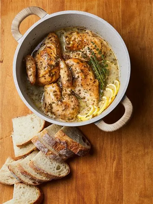 тушеная курица в горшочке с травами и соусом
