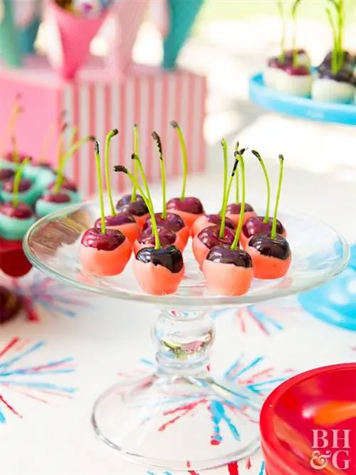 прозрачная тарелка с вишней в шоколаде