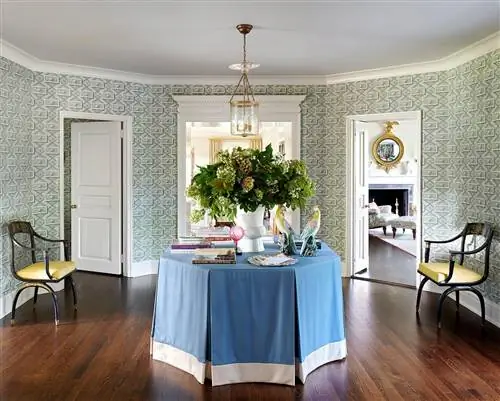 прихожая с зелеными узорчатыми обоями и синим столовым бельем