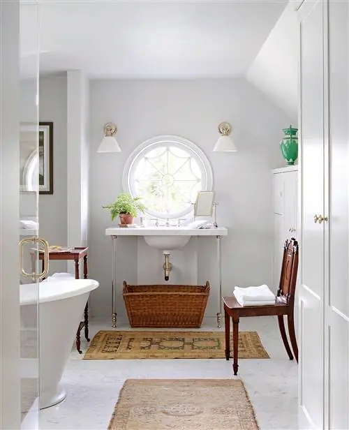 белая главная ванная комната со стулом и плетеной корзиной