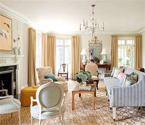 формальная гостиная с золотисто-желтыми акцентами и узорами