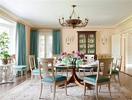 бирюзовые драпировки в столовой с фарфоровым шкафом