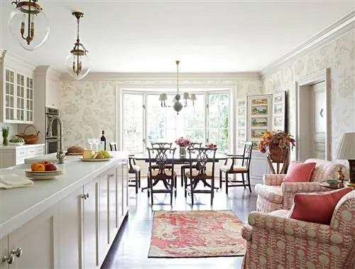 большой кухонный остров и обеденная зона с красными акцентами