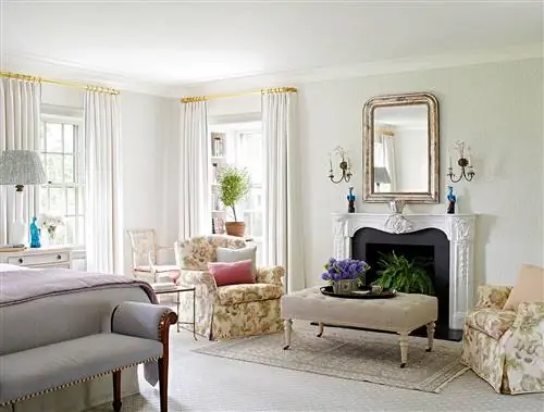 главная спальня с бра, камином и нейтральной обивкой