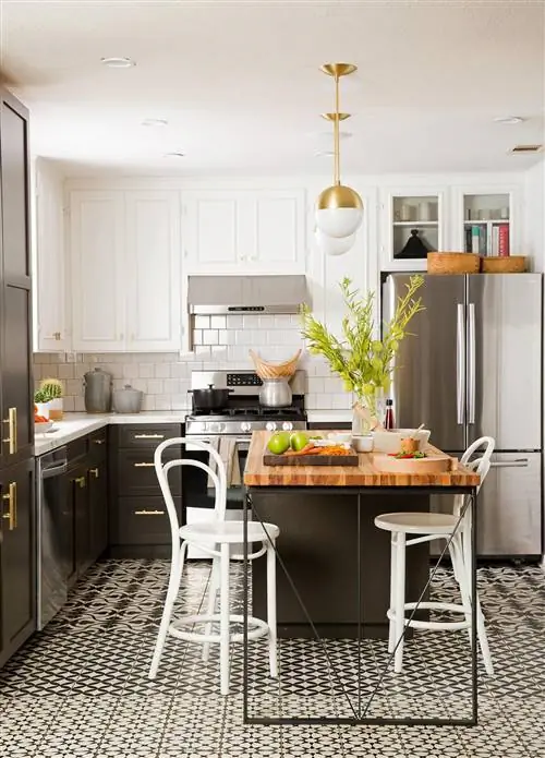 черно-белая кухня с геометрической плиткой на полу