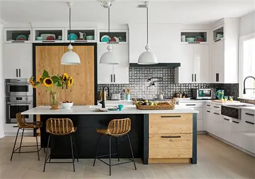 белая кухня с островными деревянными шкафами