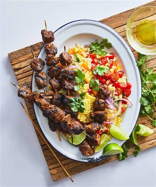 Кебаб из говядины с кукурузой и салатом орзо