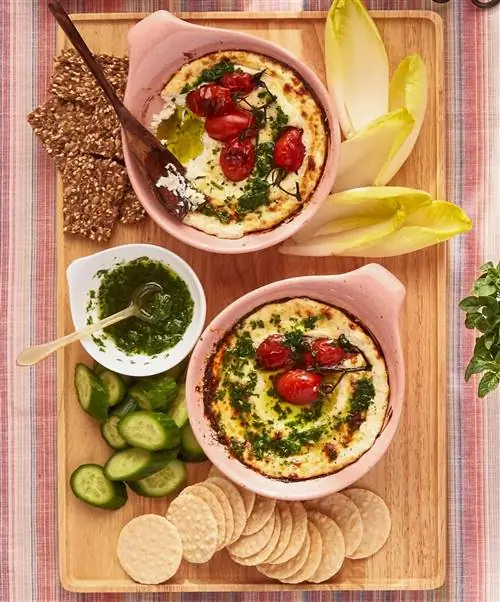 Запеченный козий сыр с травяным маслом