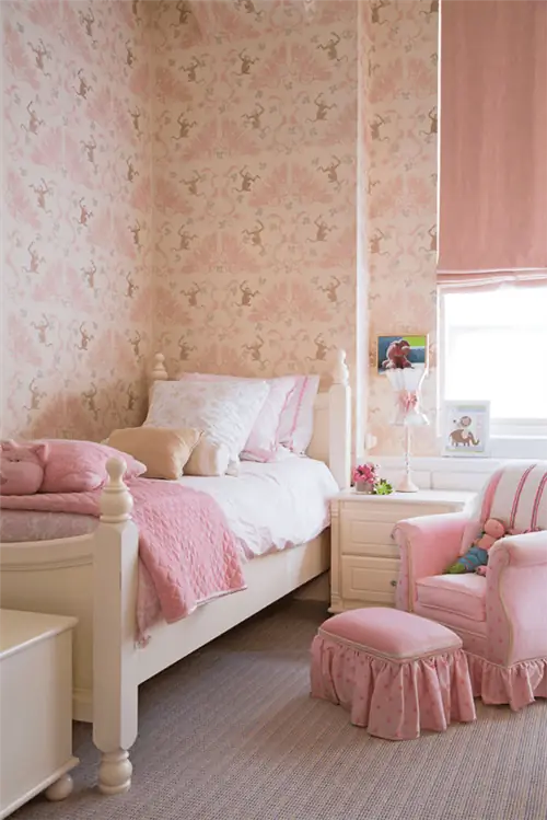 розовая спальня с обоями обезьяны