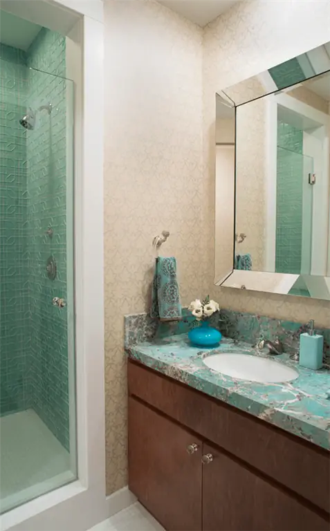 бирюзовая главная ванная комната в нью-йоркской квартире