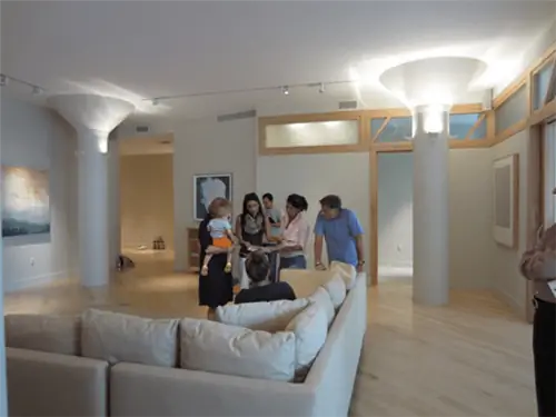 перед съемкой гостиной с людьми