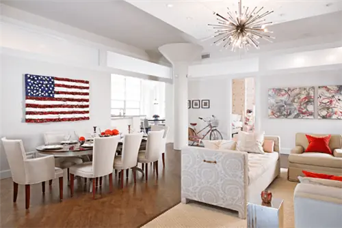 гостиная и столовая в светлой квартире с красными акцентами