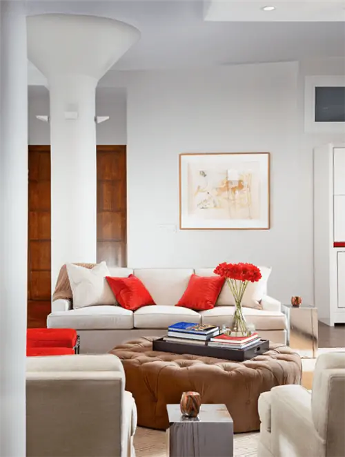 гостиная в нейтральных тонах с акцентными красными подушками