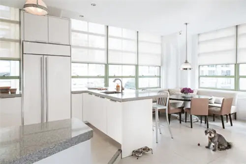 белая открытая кухня с окнами