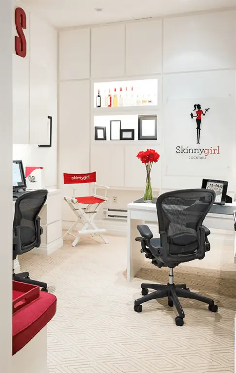 офисное помещение белой, красной и черной худенькой девушки